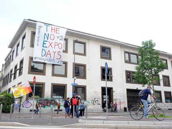 "No Expo Days": antagonisti occupano palazzina. Protestano i residenti