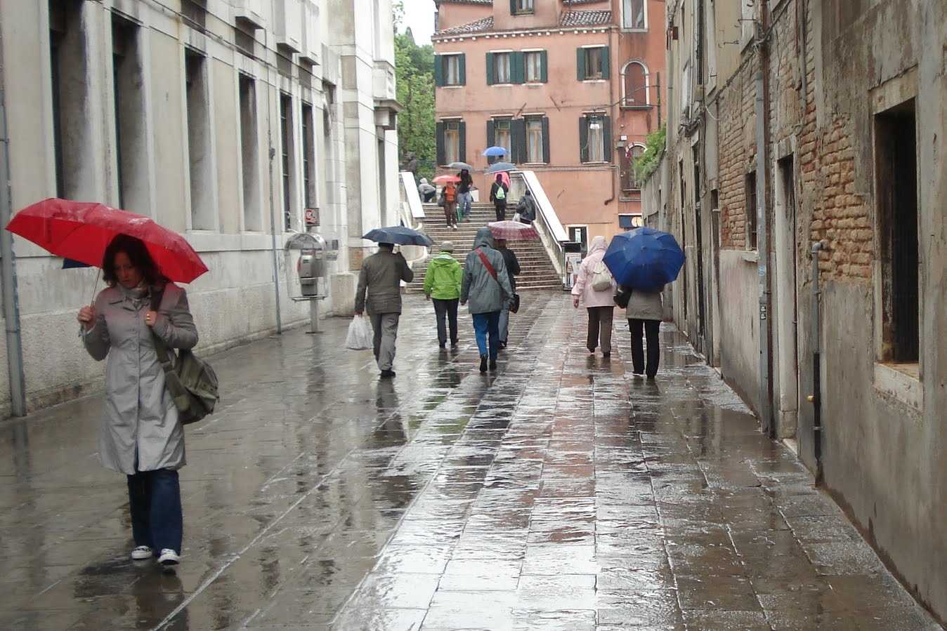 Maltempo in tutto il Veneto, piogge incessanti a Padova e Venezia