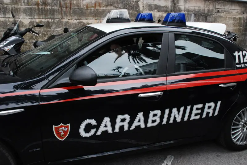 Picchia e brucia i vestiti della moglie scoperta in un albergo con l'amante