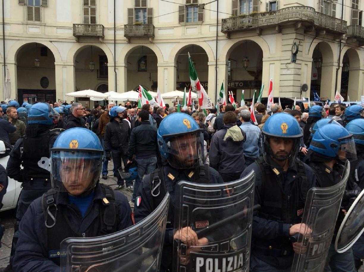 Torino: scontri tra 'Antagonisti', No-Tav e Polizia, 4 feriti