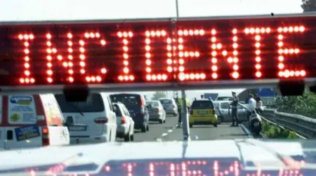 Ferrara, pullman proveniente da Zagabria si ribalta: 1 morto