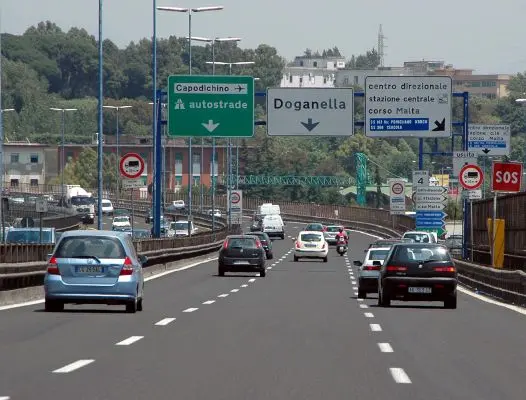 Tenta il suicidio in tangenziale, salvato dalla polizia stradale