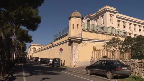 Cagliari, nudo e sotto choc in strada. Pregiudicato fermato dalla polizia penitenziaria
