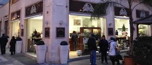 Palermo, chiude lo storico bar di piazza Magliocco. I dipendenti scioperano