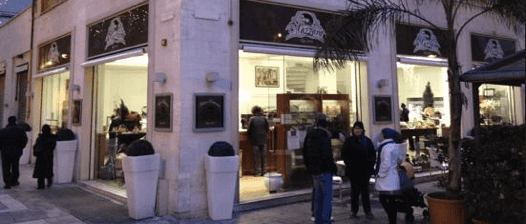 Palermo, chiude lo storico bar di piazza Magliocco. I dipendenti scioperano