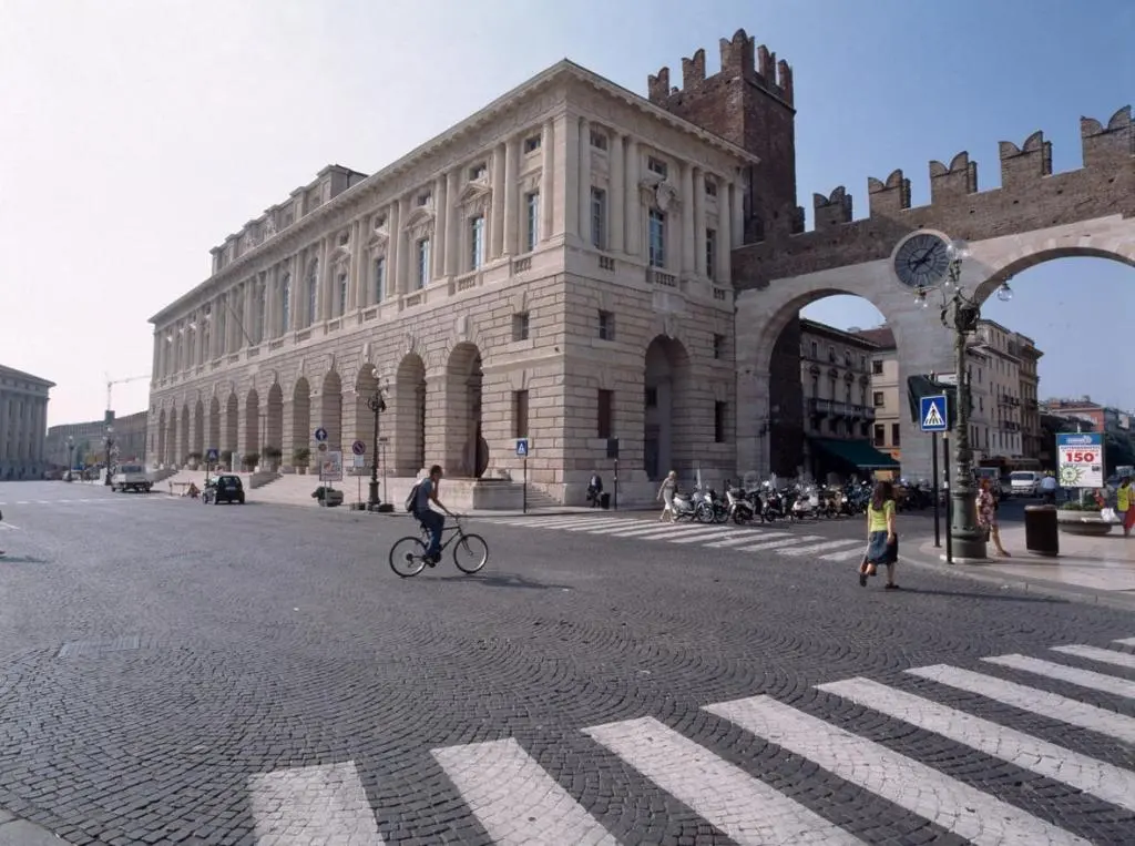Comandante Finanza Verona accusato d'abuso d'ufficio: moglie avrebbe esposto in Gran Guardia gratis