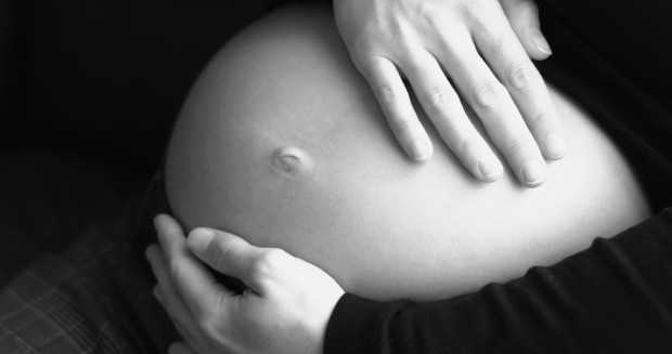 Pescara, giovane ventenne abortisce all'ottavo mese: arrestata per infaticidio