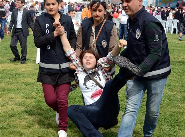Istanbul, tre minorenni arrestati alla giornata nazionale dell'infanzia [video]