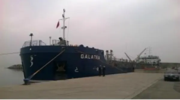 Galatea si blocca nel porto di Pescara e rinuncia: la nave cisterna andrà a Venezia