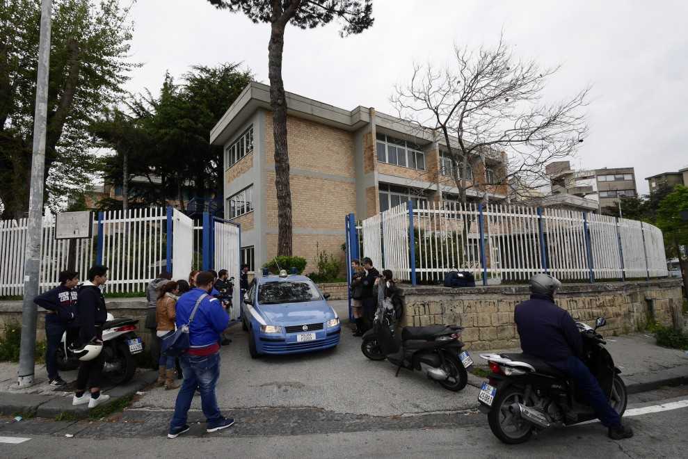 Choc al Vomero: uomo trovato impiccato nel cortile di una scuola
