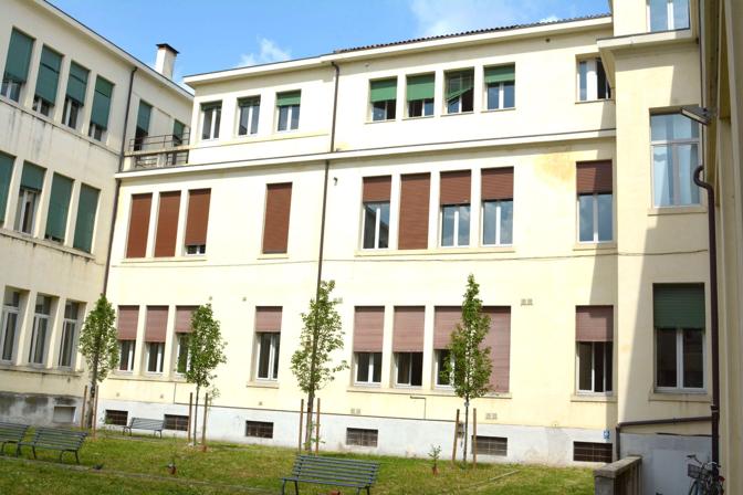 Studente di 15 anni si butta dalla finestra. E' grave
