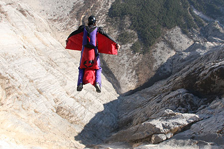 Trento: Base jumper precipita da Monte Brento. E' salvo
