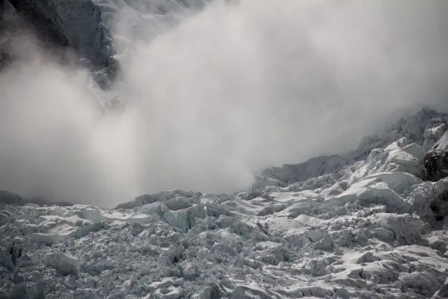 Nepal: una valanga sull'Everest uccide 14 persone