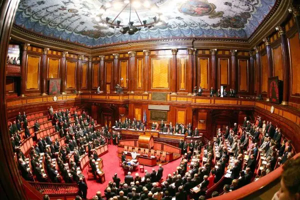 Il Senato approva la richiesta di rinvio del pareggio di bilancio e dà il via libera al Def
