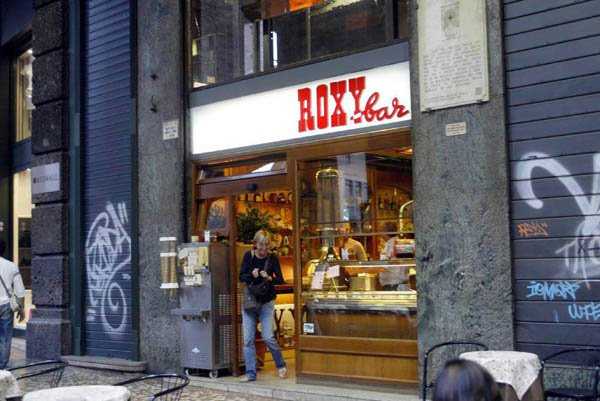 Bologna, ultimo whisky per il Roxy Bar: chiude il celebre locale della "vita spericolata"