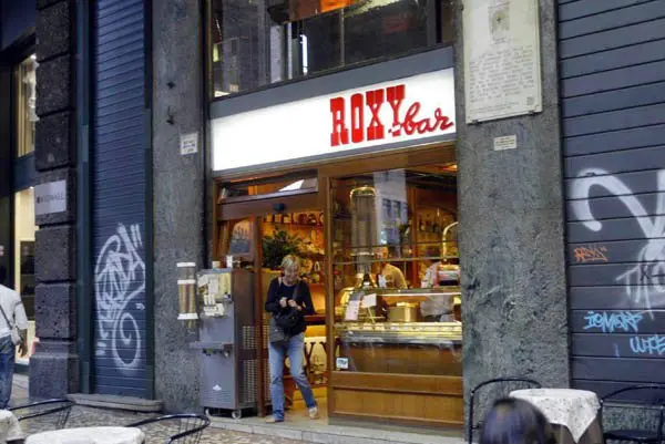 Bologna, ultimo whisky per il Roxy Bar: chiude il celebre locale della "vita spericolata"