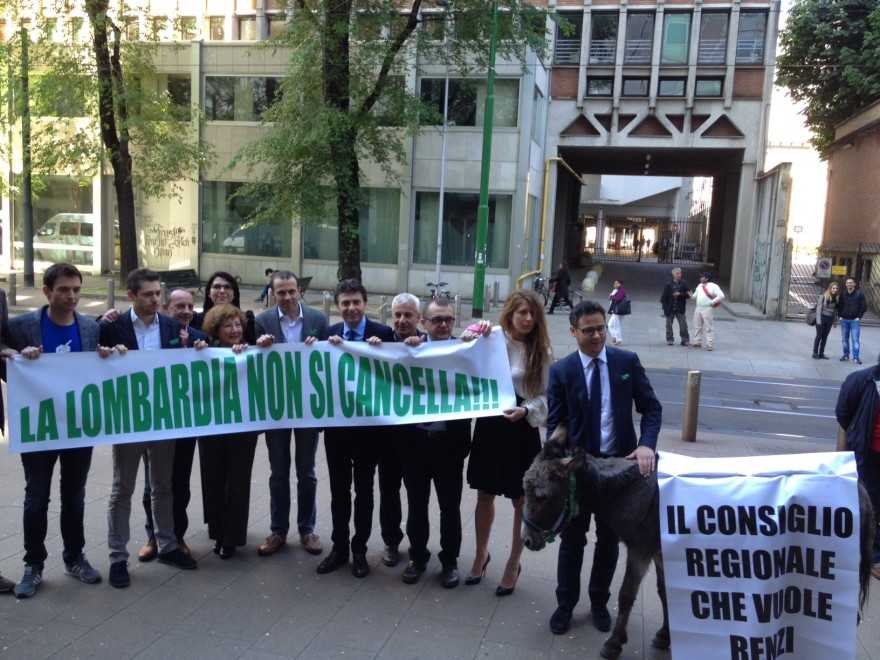 Asino al Pirellone: la Lega protesta contro le riforme del governo Renzi