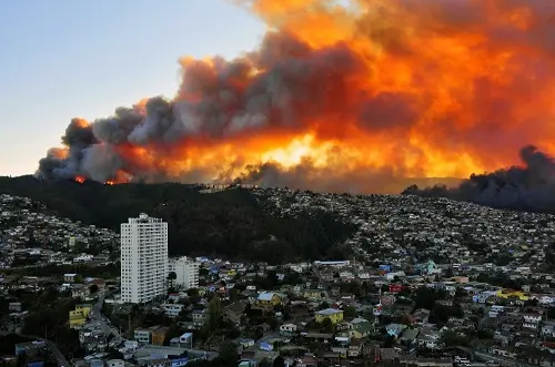 11 morti e 12 quartieri distrutti dall'incendio in Cile
