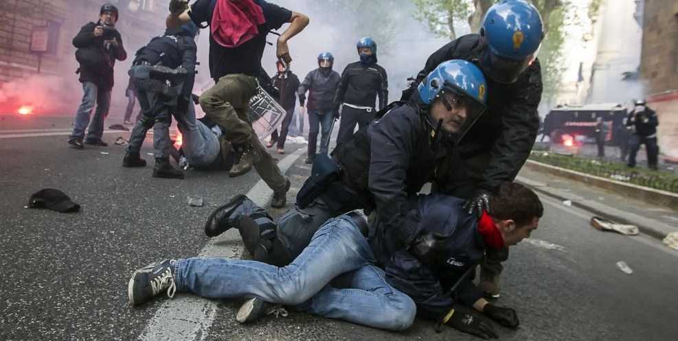 Roma, scontri al corteo dei movimenti: alta tensione e 40 feriti