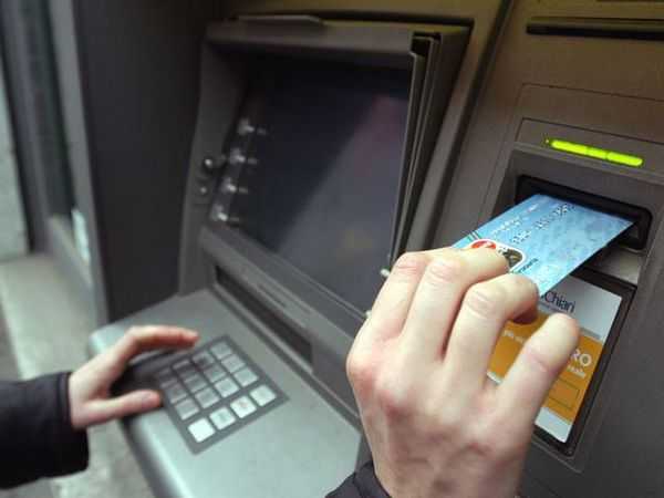 Rubavano pin bancomat per prelevare denaro: arrestati due giovani francesi