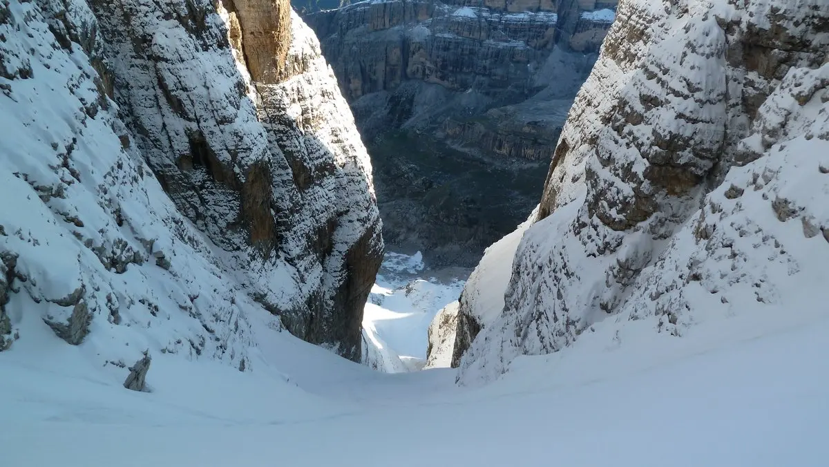 Precipita per 800 metri sulle Dolomiti. Guida alpina salva per miracolo