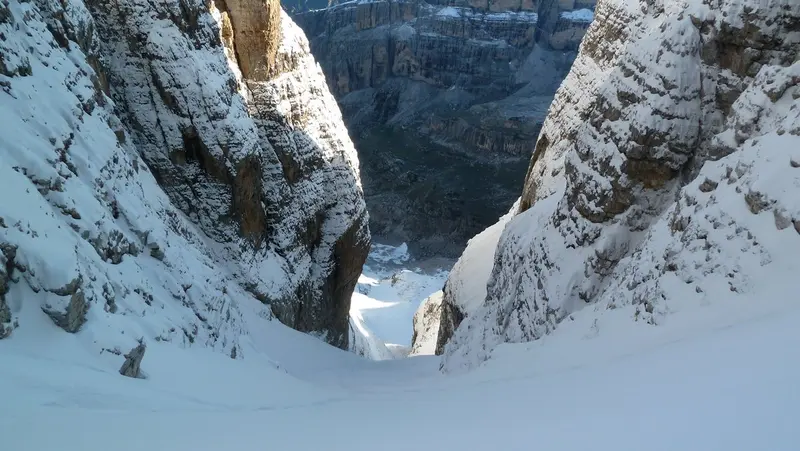 Precipita per 800 metri sulle Dolomiti. Guida alpina salva per miracolo