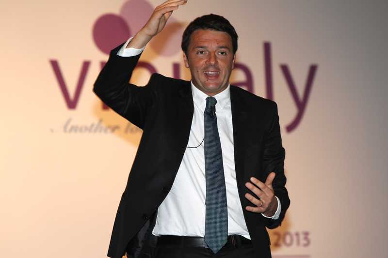 Renzi al Vinitaly brinda con Prosecco e dice: "Veneto può essere locomotiva d'Italia"
