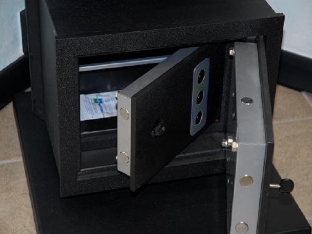 Un bottino di 70/80 mila euro: fermati i ladri di buste paga