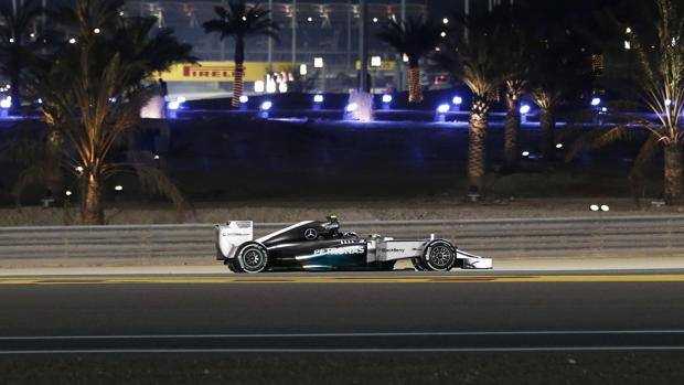 F1, GP Bahrain: fuochi d'artificio per le Mercedes, vince Hamilton, le Rosse ancora indietro