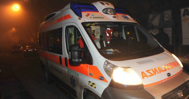 30enne si evira, corsa all'ospedale
