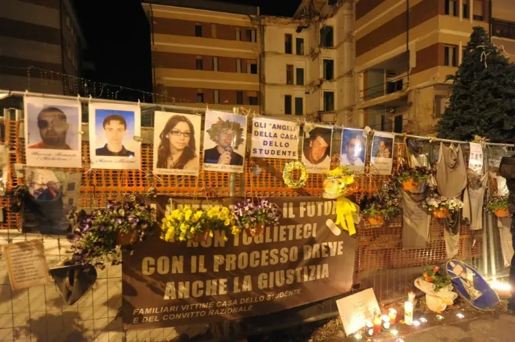 L'Aquila cinque anni dopo: la memoria di quel giorno che è ancora lì