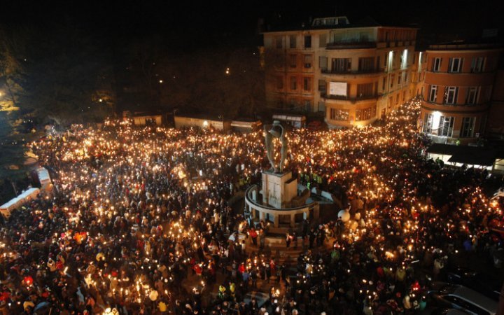 L'Aquila ricorda le sue vittime. 12mila persone in fiaccolata