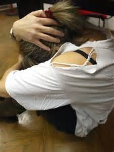 Sequestra e picchia la fidanzata, ventunenne a giudizio