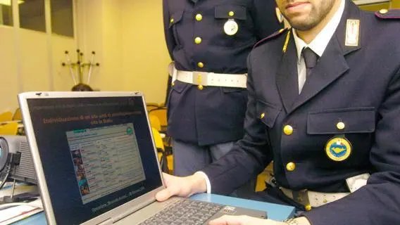 Genova: giro di baby prostituti sul web. Coinvolti cinque ragazzi dai 13 ai 17 anni