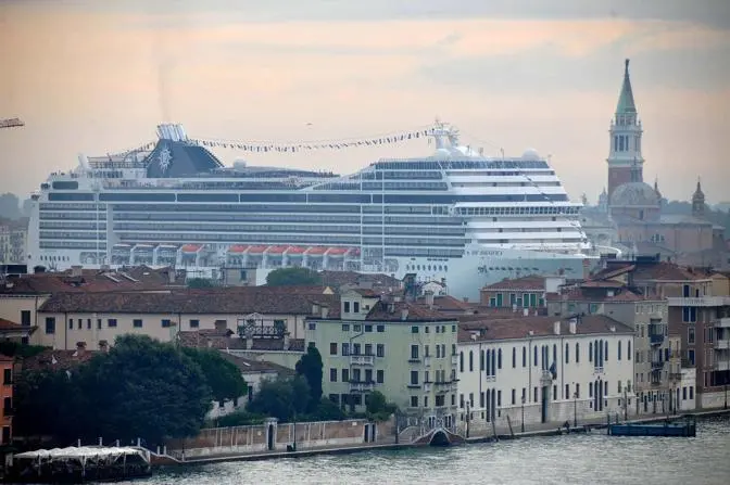 Venezia: nave da crociera urta una banchina. Nessun ferito.
