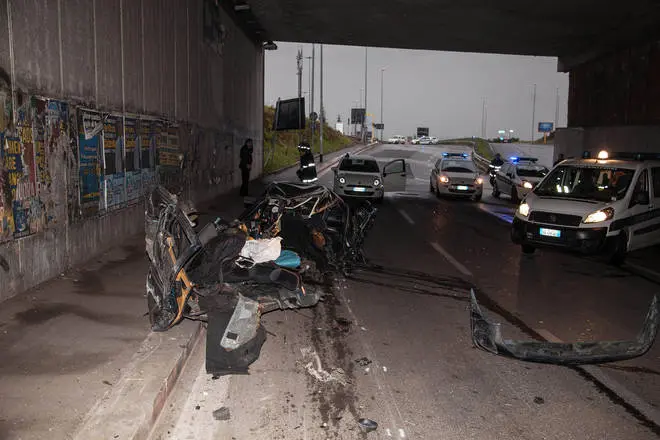 Roma: tre nomadi rubano un 'auto e imboccano contromano un sottopassaggio, due le vittime