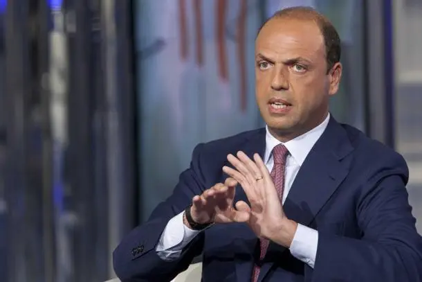 L'allarme di Alfano: "Fino a 600 mila migranti pronti alla traversata"