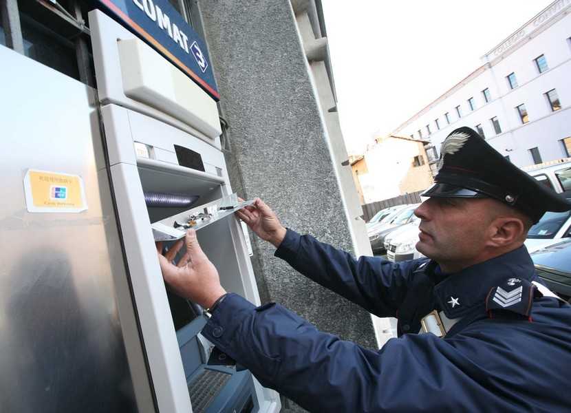 Torino: arrestati ladri specializzati nel 'Cash Trapping'. Decine i furti contestati