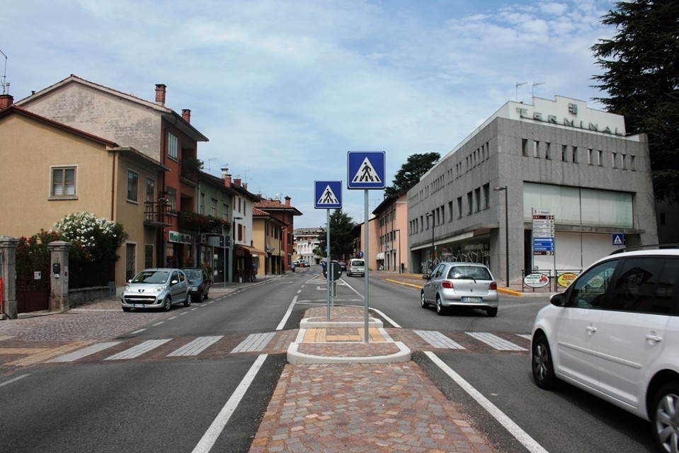 Pordenone: un'auto ad alta velocità si cappotta, conducente illeso