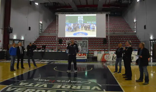 La Dinamo ospita i ragazzi delle scuole per la giornata "No alla droga"