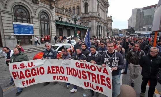 Lavoratori Piaggio Aero: tutti in piazza per protesta
