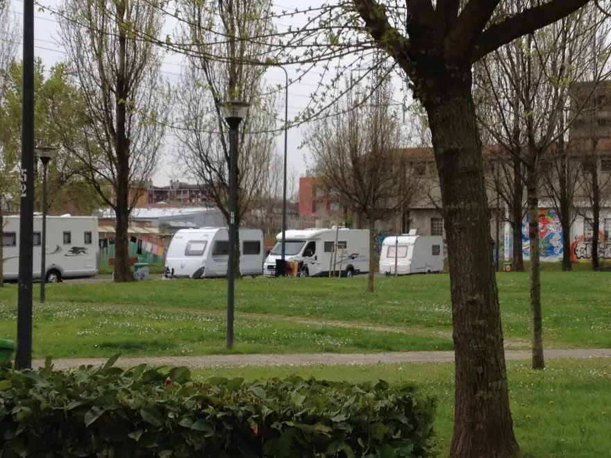 Milano, Rom in via Trasimeno: «Barriera anti roulotte». Voto bipartisan del consiglio di zona