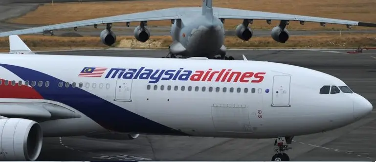 Aereo scomparso MH370 Malaysian Airlines: 122 oggetti in mare, ma nessuna conferma. Dubbi sul pilota