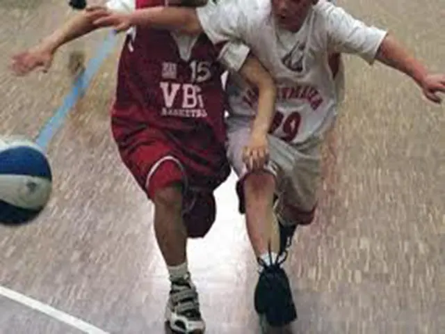 Partita di minibasket, baby-arbitro non regge la pressione dei commenti dei genitori