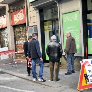 Torino San Salvario: cade un cornicione, 4 contusi