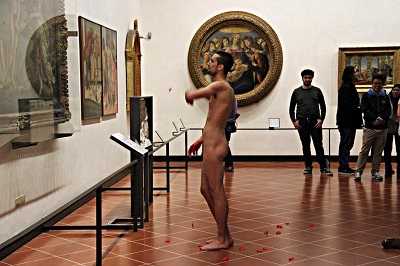 Performance nudista agli Uffizi. Svestito davanti alla Venere del Botticelli