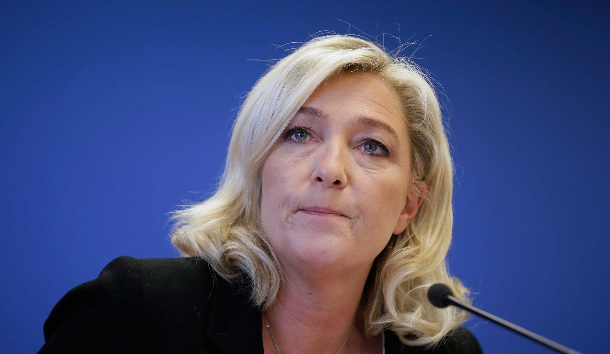 La Francia si prepara al voto: la sinistra di Hollande soccombe all'estrema destra di Marine Le Pen