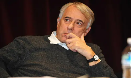 Milano, Pisapia contestato da studente: "Regali soldi agli zingari"