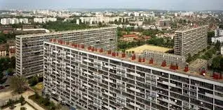 Orrore nella periferia Parigi: quattro bambini rinchiusi in casa dalla nascita
