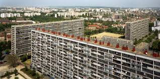 Orrore nella periferia Parigi: quattro bambini rinchiusi in casa dalla nascita